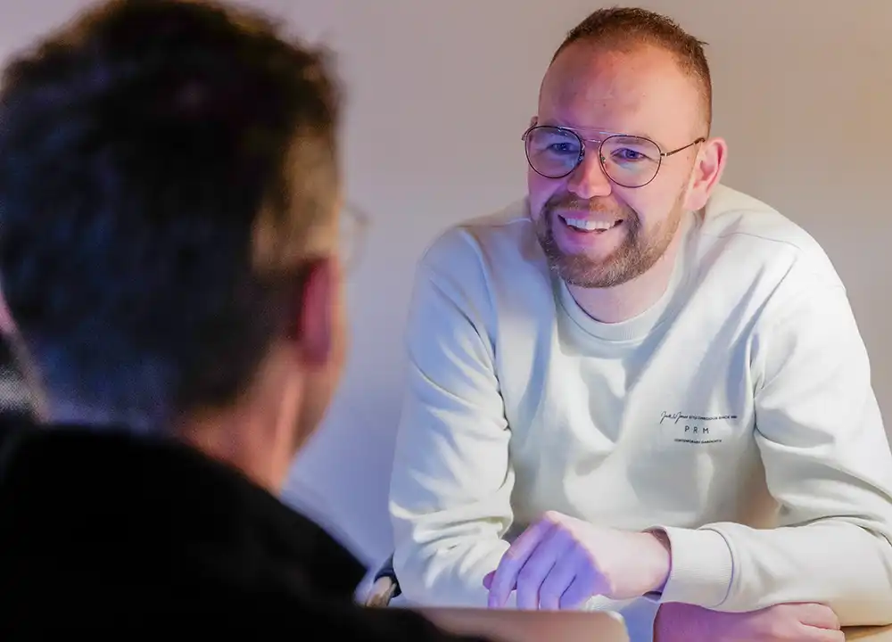 Marcel van der Sluijs op zijn kantoor